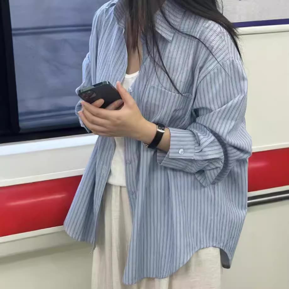 カジュアルコーデ ゆったり細ストライプシャツ