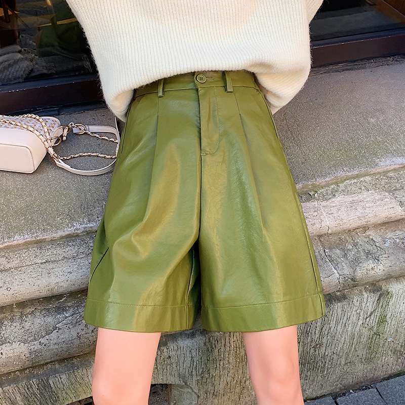 カジュアルコーデ ワイドシルエット レザー調バミューダパンツ