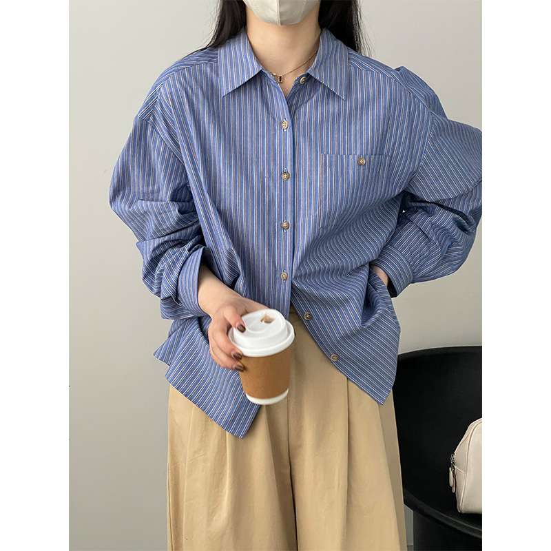 カジュアルコーデ ゆったりストライプシャツ
