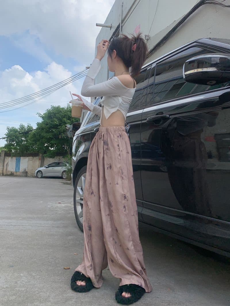 カジュアルコーデ ゆったり花柄 ハイウエストワイドパンツ