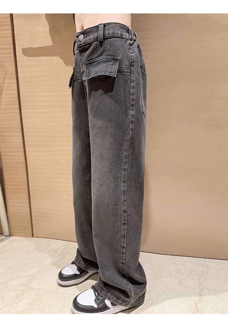 カジュアルコーデ カーゴポケット付きワイドデニムパンツ