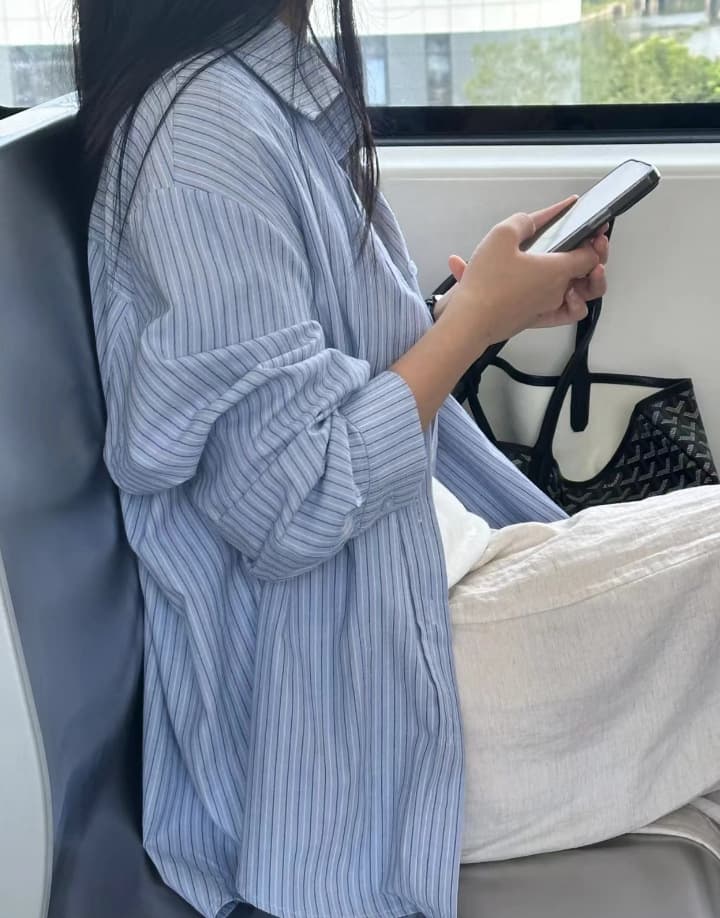 カジュアルコーデ ゆったり細ストライプシャツ
