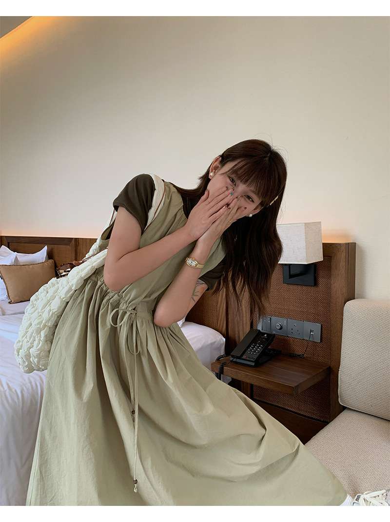 カジュアルコーデ ゆったりシルエットのキャミワンピース