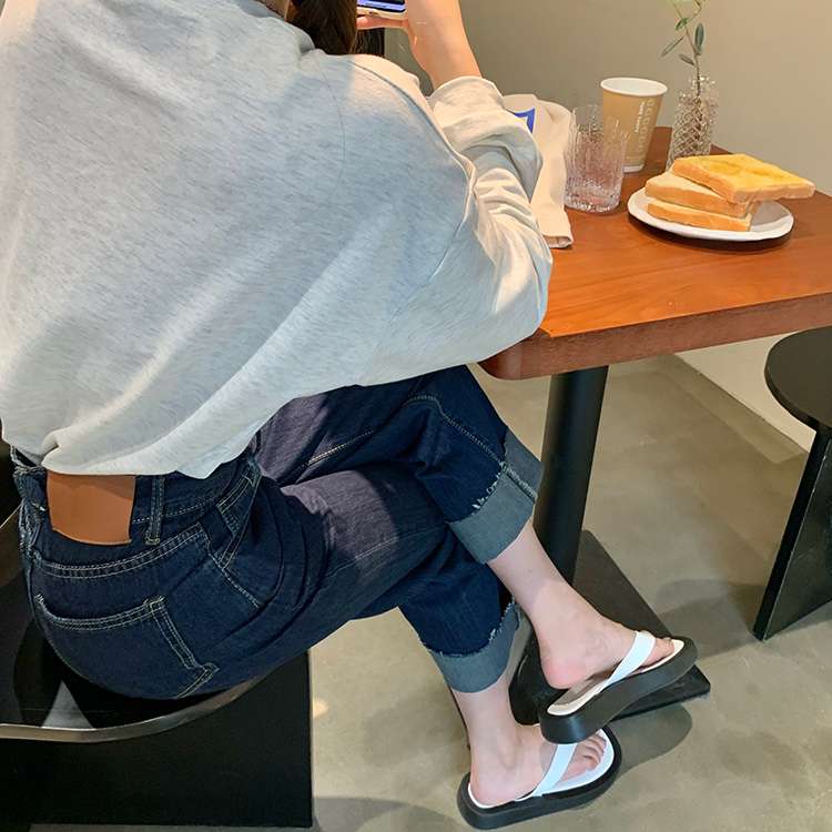 カジュアルコーデ ゆったりワイドデニムパンツ