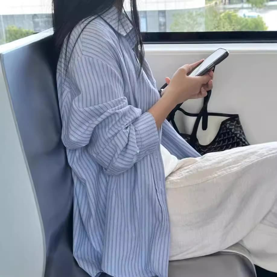 カジュアルコーデ ゆったり細ストライプシャツ