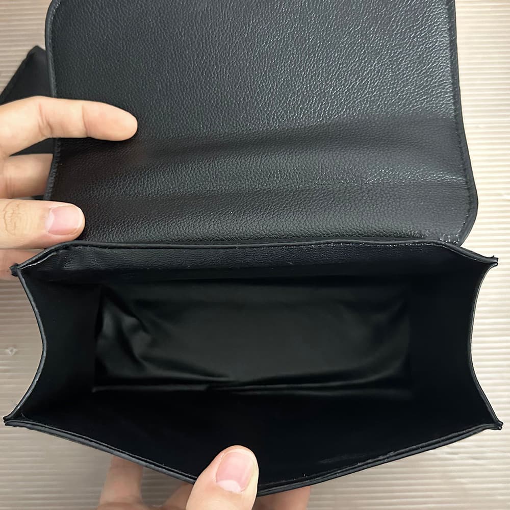 カジュアルコーデ 小さめショルダーバッグ コインケース付き