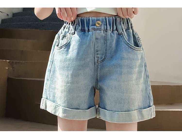 カジュアルコーデ スマイル刺繍入り ゆったりデニムショートパンツ