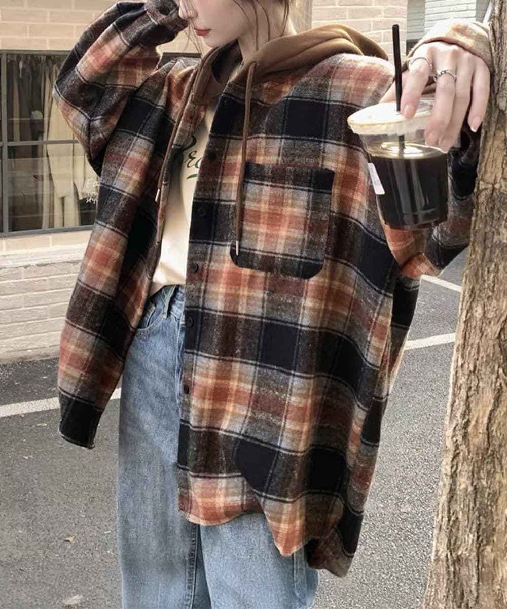 カジュアルコーデ チェック柄フード付きシャツ 重ね着風レディース