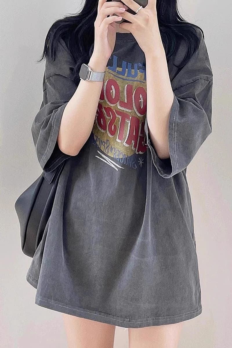 カジュアルコーデ ゆったりロゴプリント半袖カットソー
