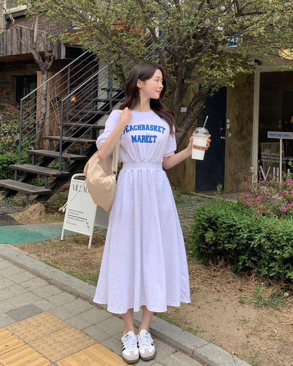 カジュアルコーデ ロゴプリントマキシワンピース