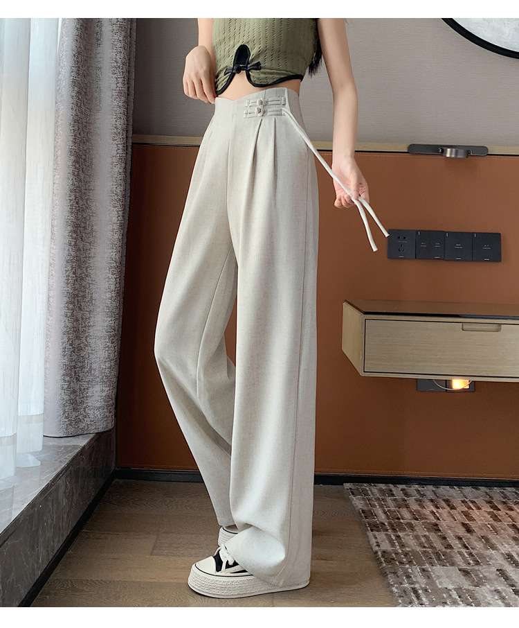 カジュアルコーデ プリーツワイドパンツ ボタン飾り付き