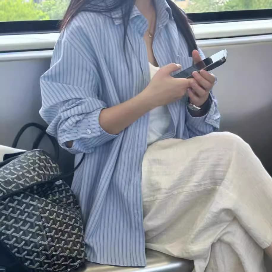 カジュアルコーデ ゆったり細ストライプシャツ