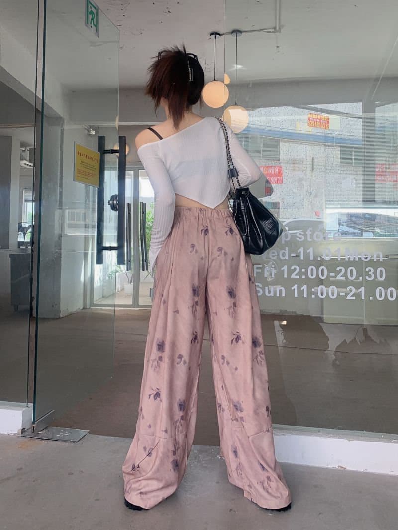 カジュアルコーデ ゆったり花柄 ハイウエストワイドパンツ