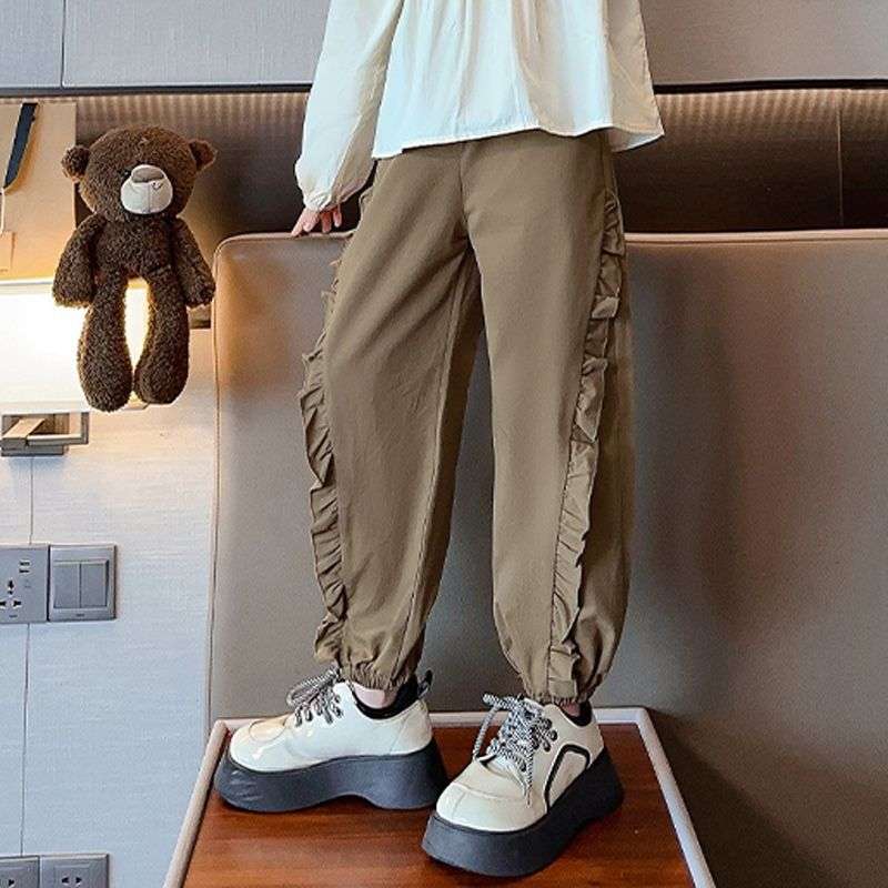 カジュアルコーデ フリルデザインカーゴパンツ