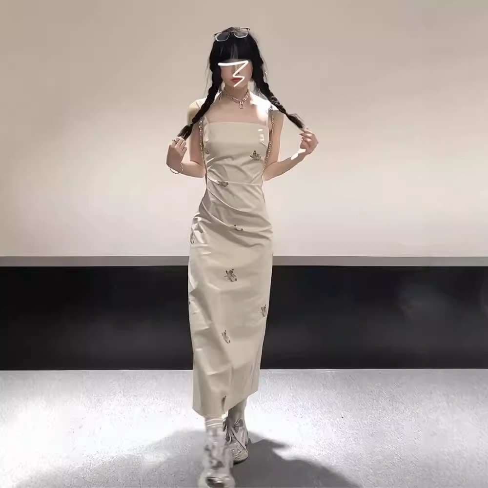 カジュアルコーデ モダンなシルエットの刺繍入りマキシワンピース