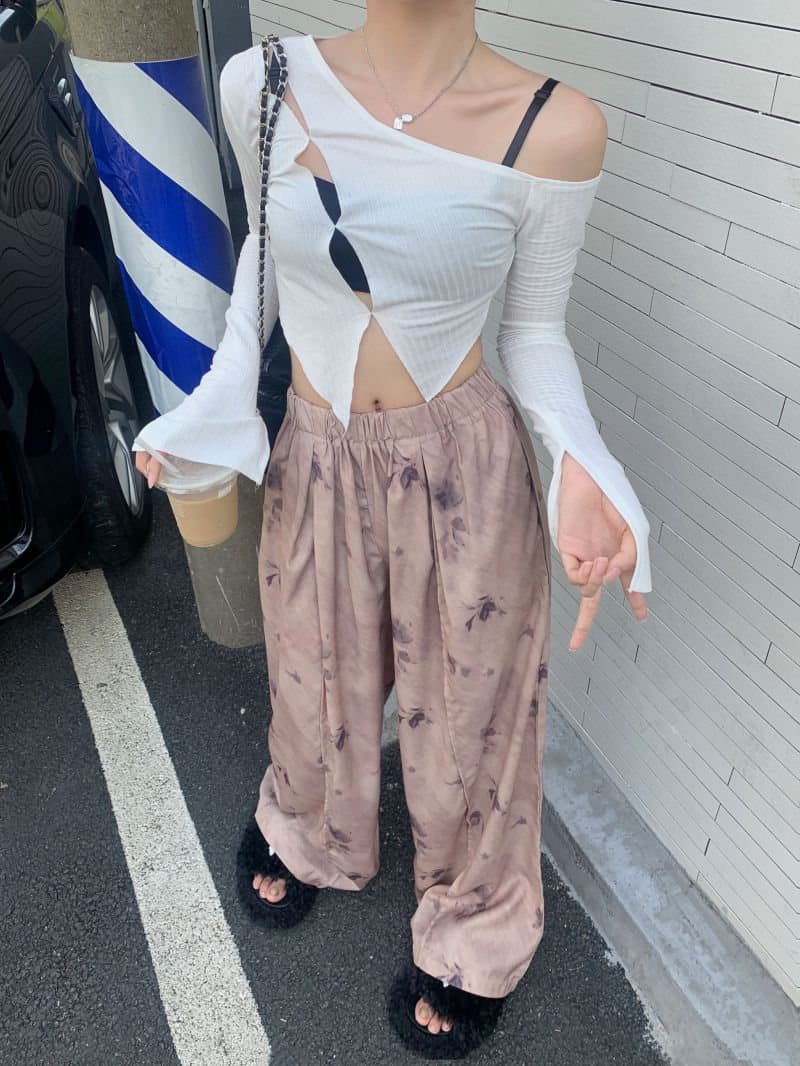 カジュアルコーデ ゆったり花柄 ハイウエストワイドパンツ