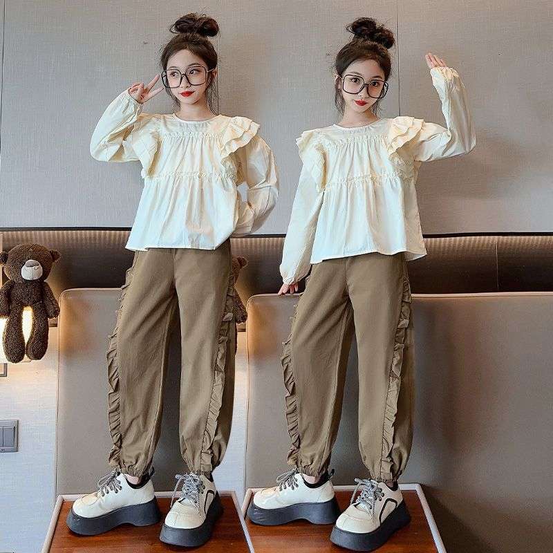 カジュアルコーデ フリルデザインカーゴパンツ
